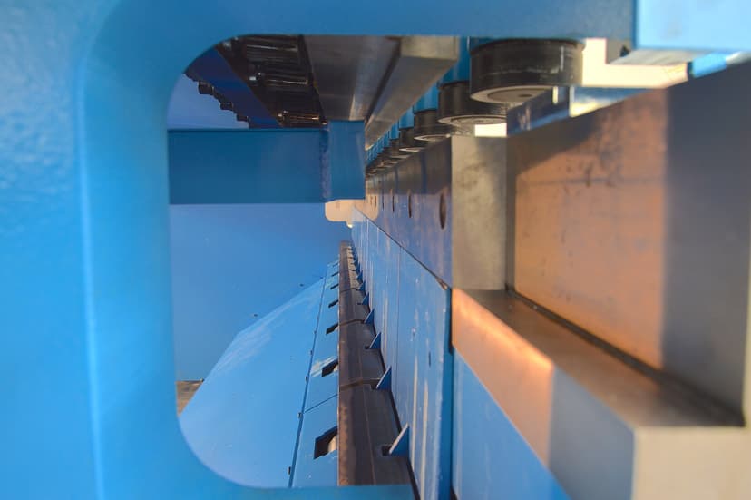 Hydraulic guillotine power shear for sheet metal